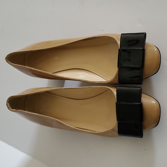 kate spade Shoes - Kate Spade New York Dijon Patent Leather Tan Black Bow Block Heel Size 6.5B
